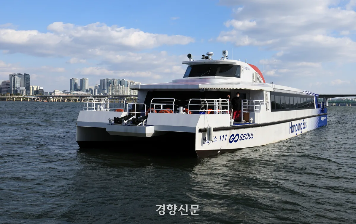 한강버스 운항 1년···시민 60만3000여명 탔다