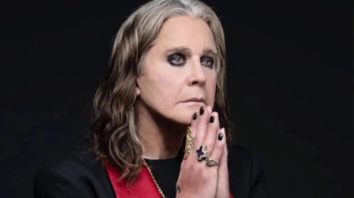 Kelly Osbourne reveló por qué su familia mantuvo el cuerpo de Ozzy en su casa varios días después de su muerte.
