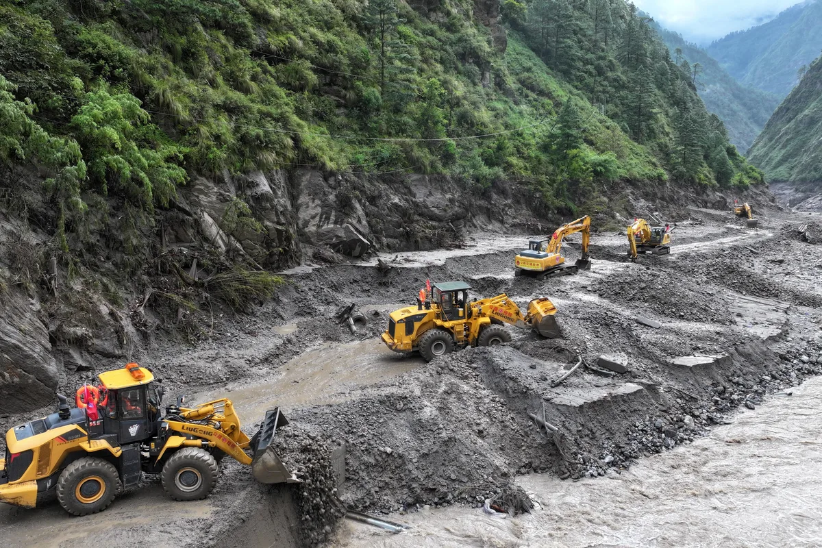 China suspendió las labores de rescate en Tíbet por el riesgo de nuevas inundaciones y endureció las restricciones de acceso a la región