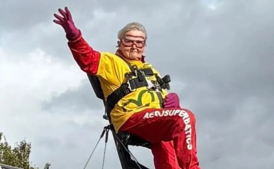 Britânica de 99 anos se equilibra na asa de um avião em voo e entra para o Guinness