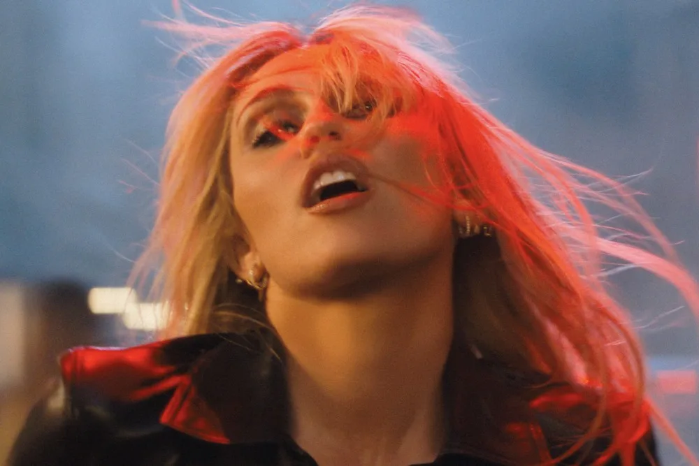 Miley Cyrus lança seu DÉCIMO álbum de estúdio; Ouça ‘Bass Persuades’!