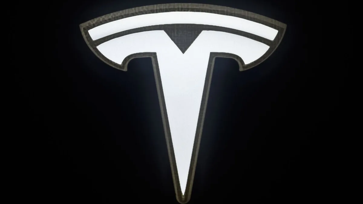 Musks Flugauto: Tesla zeigt Sportwagen mit Raketendüsen