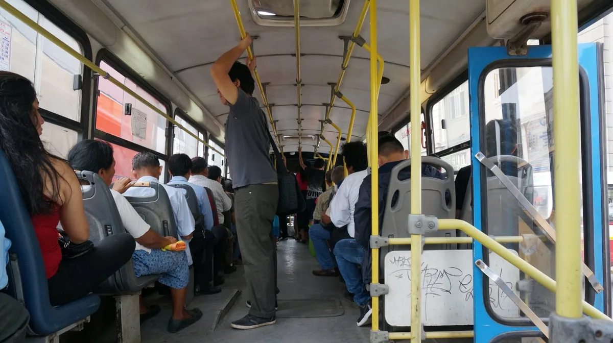 Una pianista se cayó dos veces mientras viajaba en colectivo, no pudo volver a tocar y la empresa deberá pagarle $13 millones