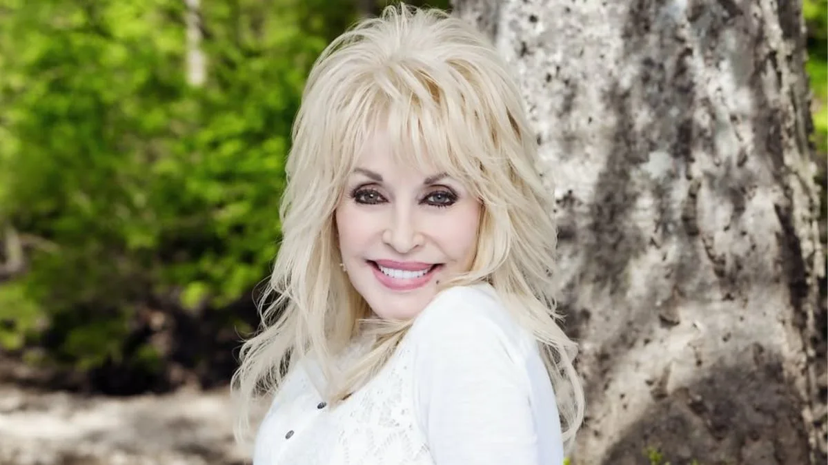 Dolly Parton negou hit de Whitney para Elvis Presley, foi madrinha de Miley Cyrus, censurou Sabrina Carpenter e teve 11 recordes no guinness book