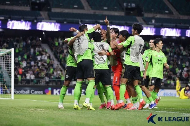 '이탈로 환상 역전골' 전북, 日 가시와 2-1 꺾었다! 모레노 감독 앞에서 '한일전' 승리...ACLE 쾌조의 스타트[오!쎈 현장]