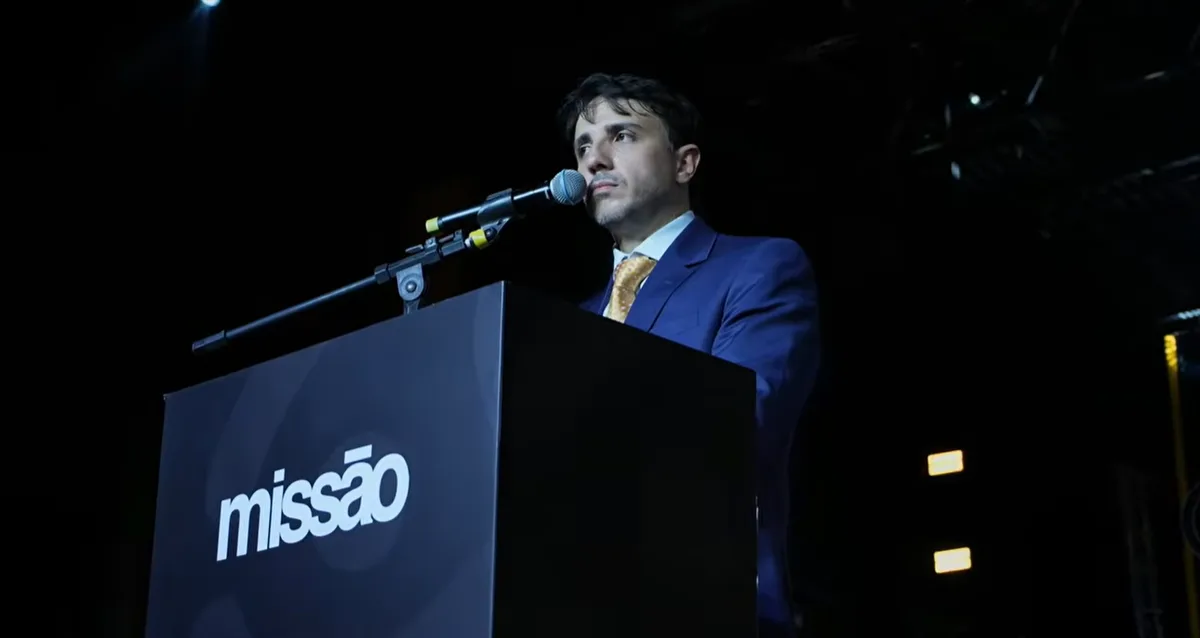 Partido de Renan Santos, Missão aciona TSE e entrega dados para identificar autor de filiação de Flávio Bolsonaro