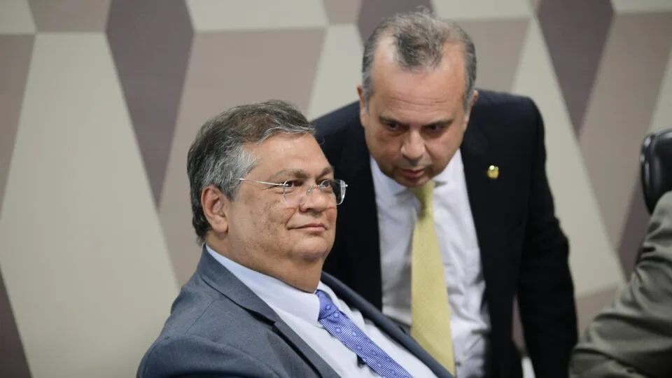Marinho compara poder de Dino sobre emendas ao inquérito das fake news