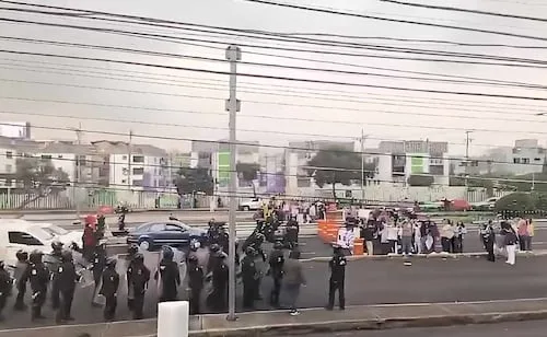 Policías "encauzan" a trabajadores del IMSS que protestan en Eje 3 Oriente y Viaducto; buscan liberar vialidades, dice SSC CDMX