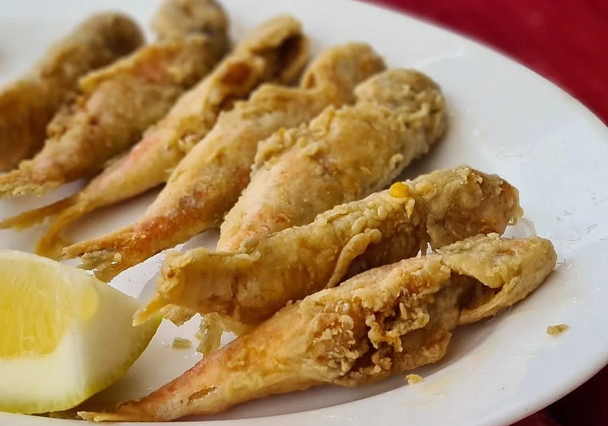El restaurante de Estepona donde todavía se hace cola para comer pescado fresco: La Escollera