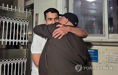 ‘택시기사 살인’ 재심 개시로 17년 만에 풀려난 무기수 "눈물 밖에 안 나와"