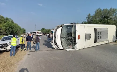 Tres muertos y 29 heridos tras choque de dos camiones y un auto en Pesquería, Nuevo León; vuelca unidad de transporte de personal