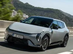 Einer für fast alles: Kia EV4 - starker Allrounder mit eigenwilligem Design