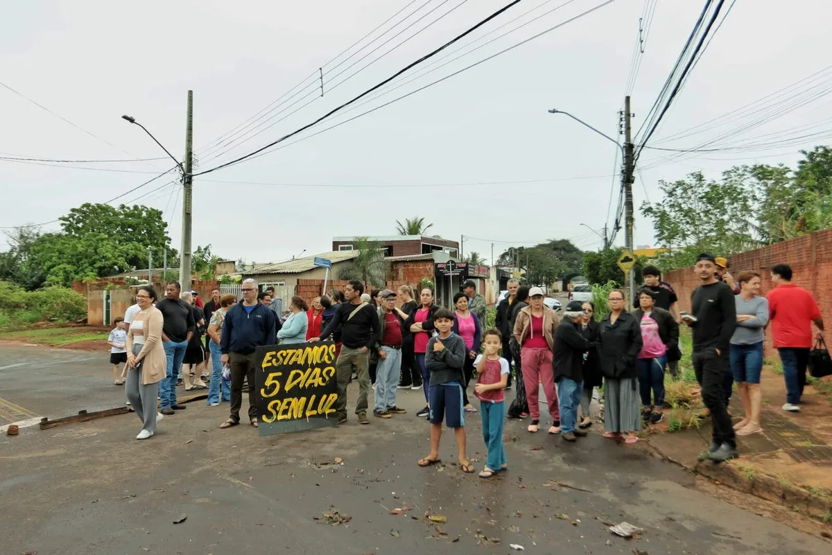 Sem luz desde quinta, moradores fecham rua com galhos em protesto