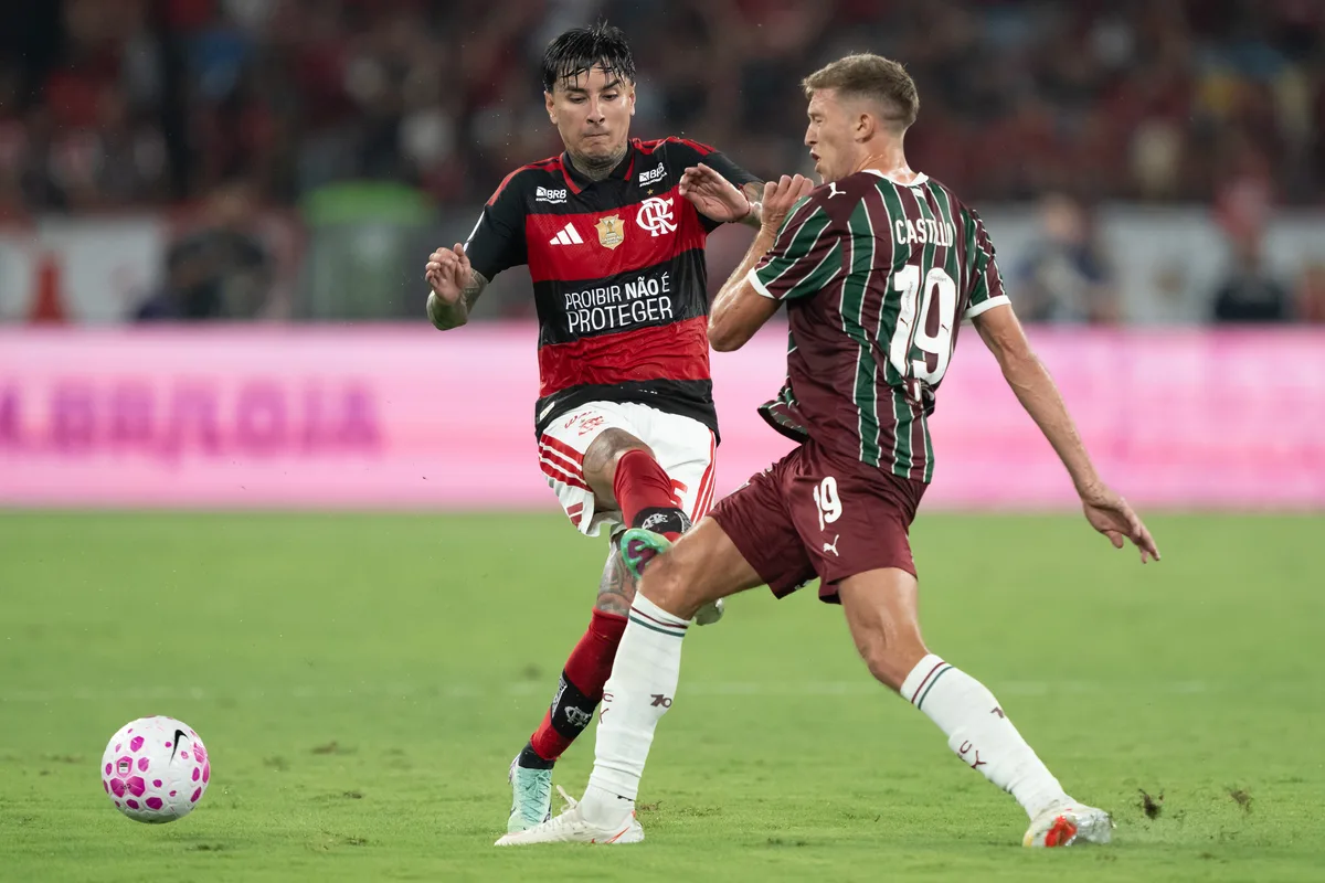 Flamengo vence o Fluminense e segue líder do Brasileiro