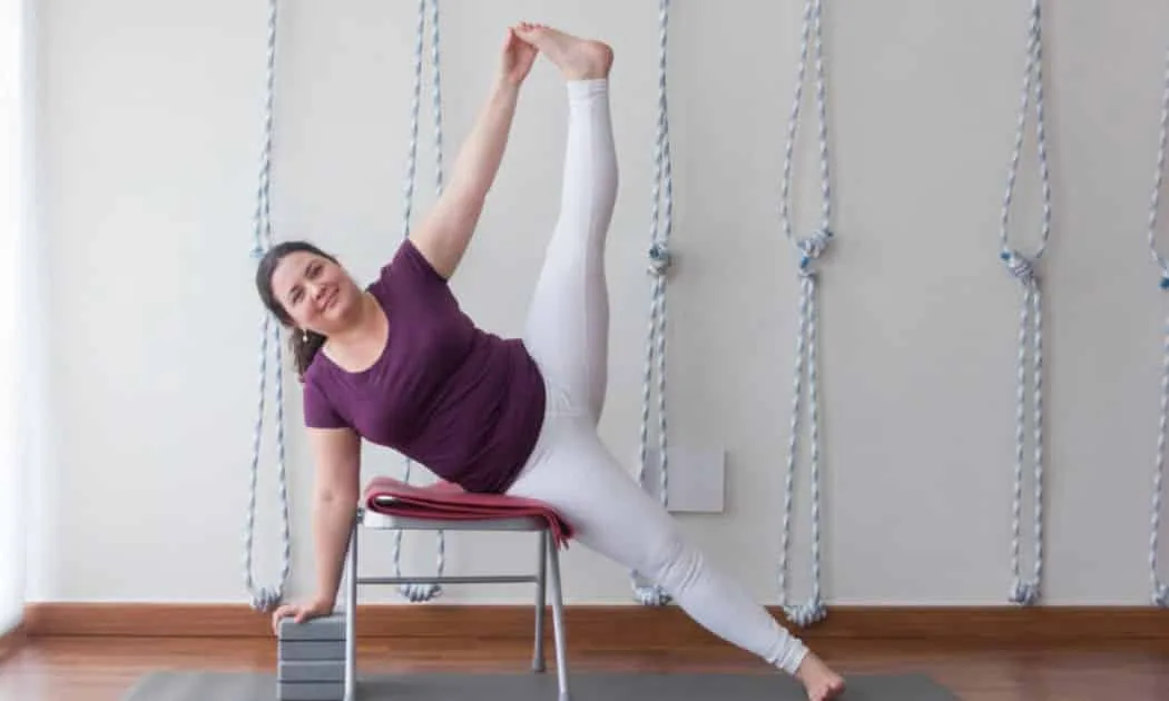 Iyengar Yoga: o que é e como funciona a prática com apoios