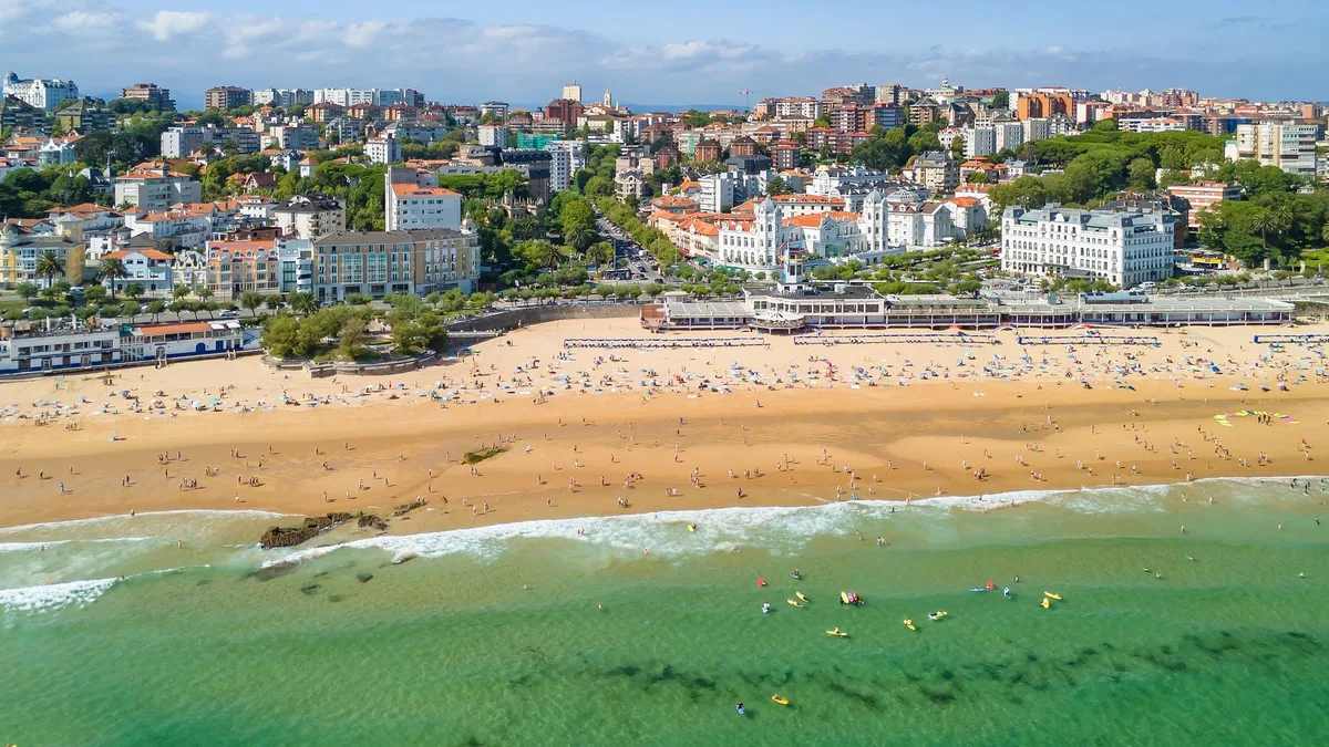 El Sardinero, la playa de Santander donde nacieron el surf en España y la pasión por las palas