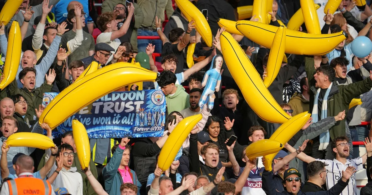 Por qué los hinchas del City exhibieron bananas inflables ante Liverpool