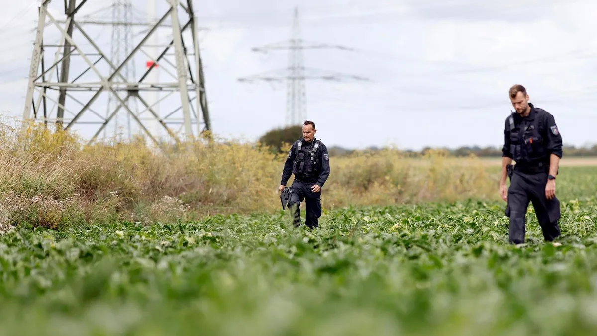 Nordrhein-Westfalen: Sprengstoffexperten rücken wegen Kugelbombe in Nähe von Strommast aus