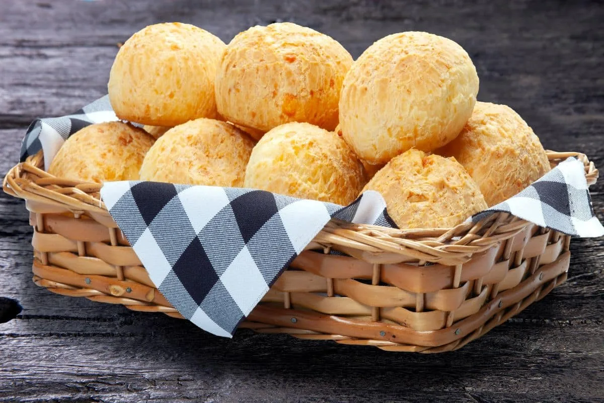 Crocante por fora, macio por dentro e gigante no mercado: a força do pão de queijo no Brasil