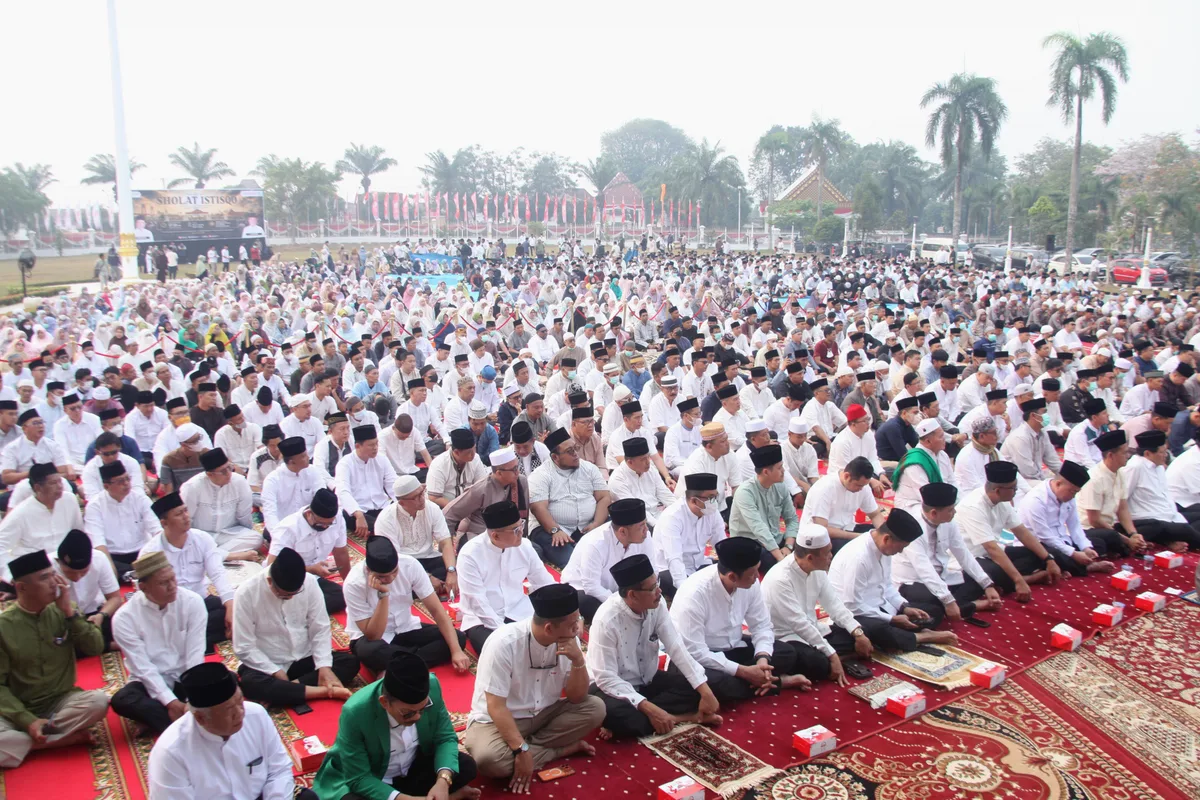 Indonesians brave choking smoke to pray for rain as country battles wildfires
