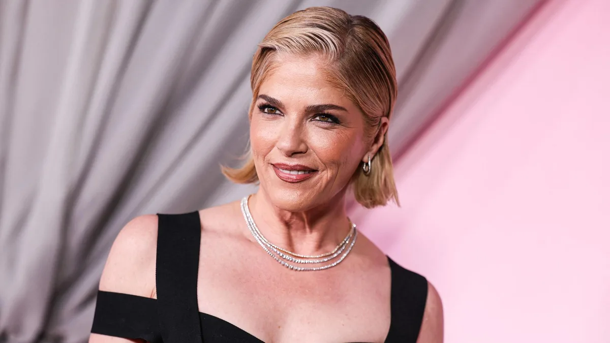 Selma Blair arrêtée et accusée d’avoir blessé 4 personnes après un incident en avion
