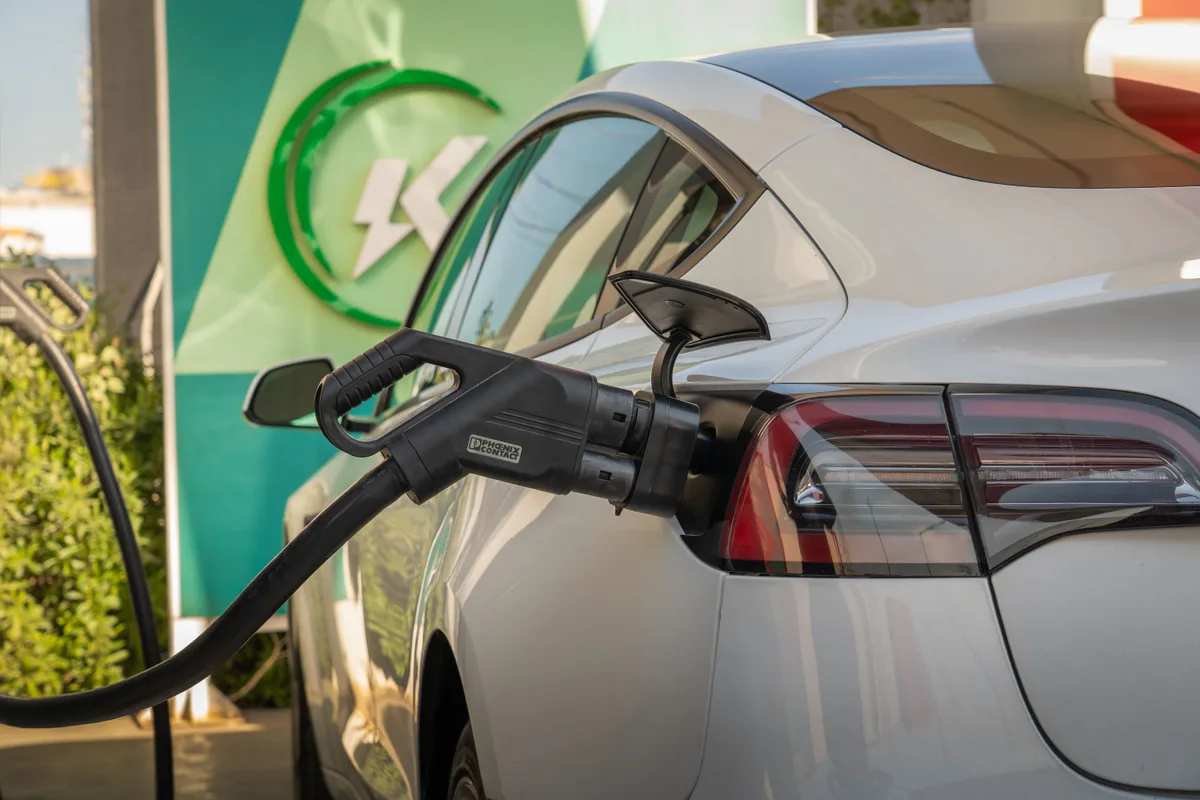 Câmara de Aracaju aprova projeto que regulamenta estações de recarga para veículos elétricos