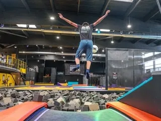 REPORTAGE. « C’est tellement pratique comme endroit » : les espaces de loisirs « indoors » séduisent les parents