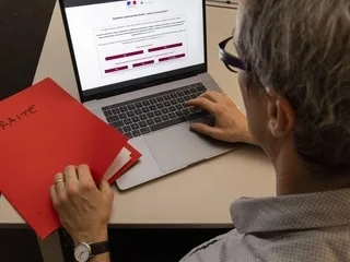 Budget 2027 : les retraités sont-ils des « nantis » qu’il faudrait surtaxer ? Deux économistes ferraillent