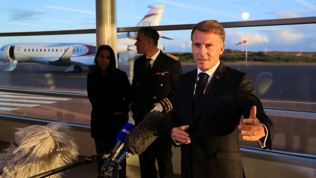 Saint-Pierre-et-Miquelon est "fier d'être français" : Macron répond à Trump depuis l'archipel