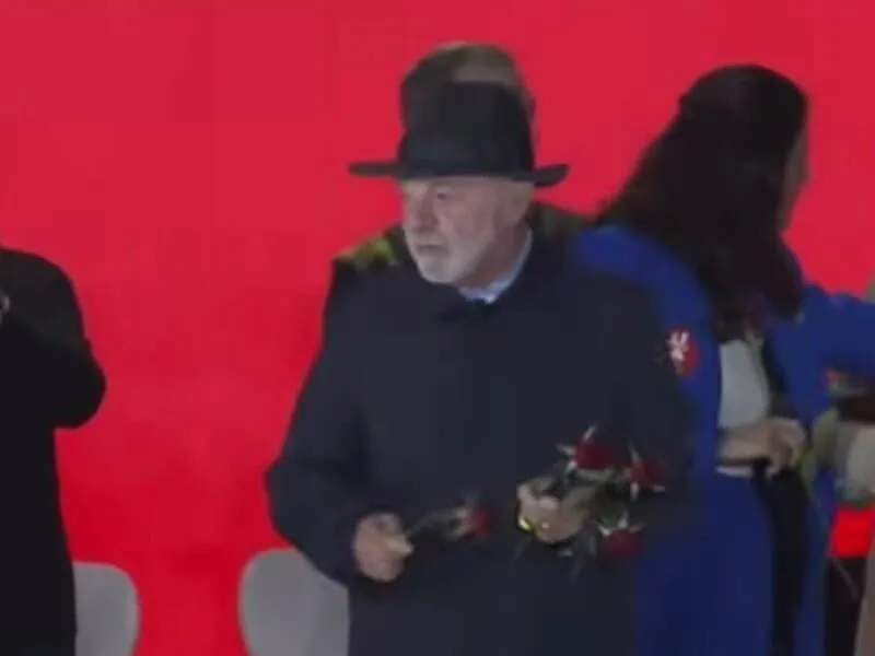 Lula canta Roberto Carlos e entrega rosas ao público