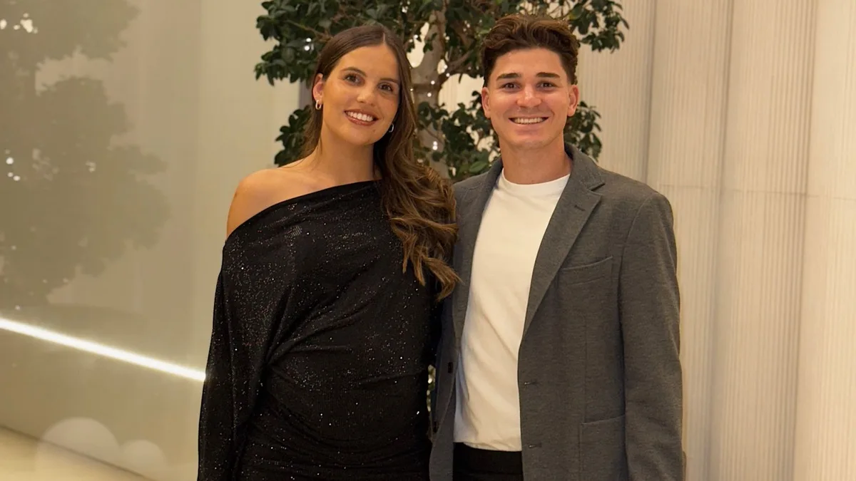 La otra cara de Julián Álvarez, futbolista del Atlético de Madrid: un refugio familiar con arte, un salón abierto al jardín, gimnasio y piscina