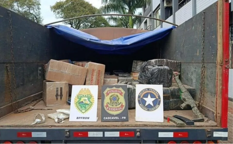 Quase uma tonelada de maconha é encontrada escondida em carga de caminhão em Cascavel
