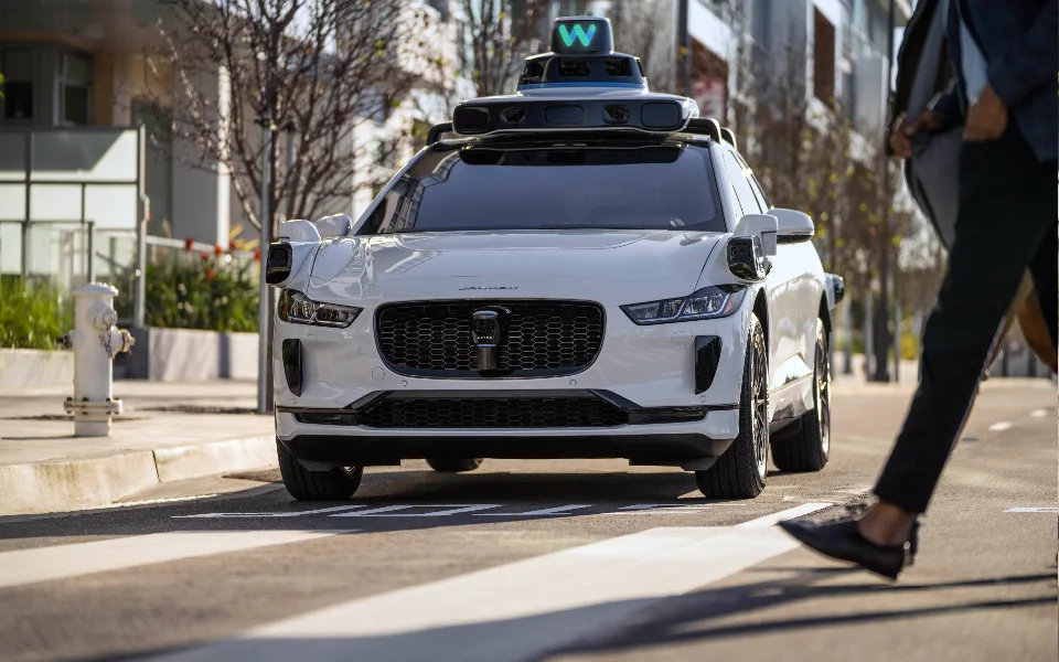 Waymo, detida pela dona do Google, traz veículos autónomos para a Alemanha em 2027