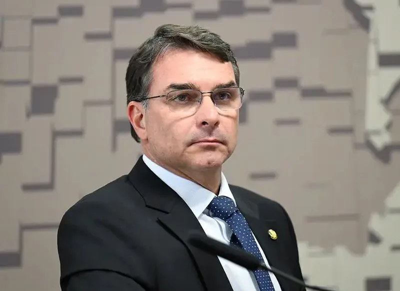 Assessora de Flávio Bolsonaro negociou emenda com ONG de condenados por morte de Marielle
