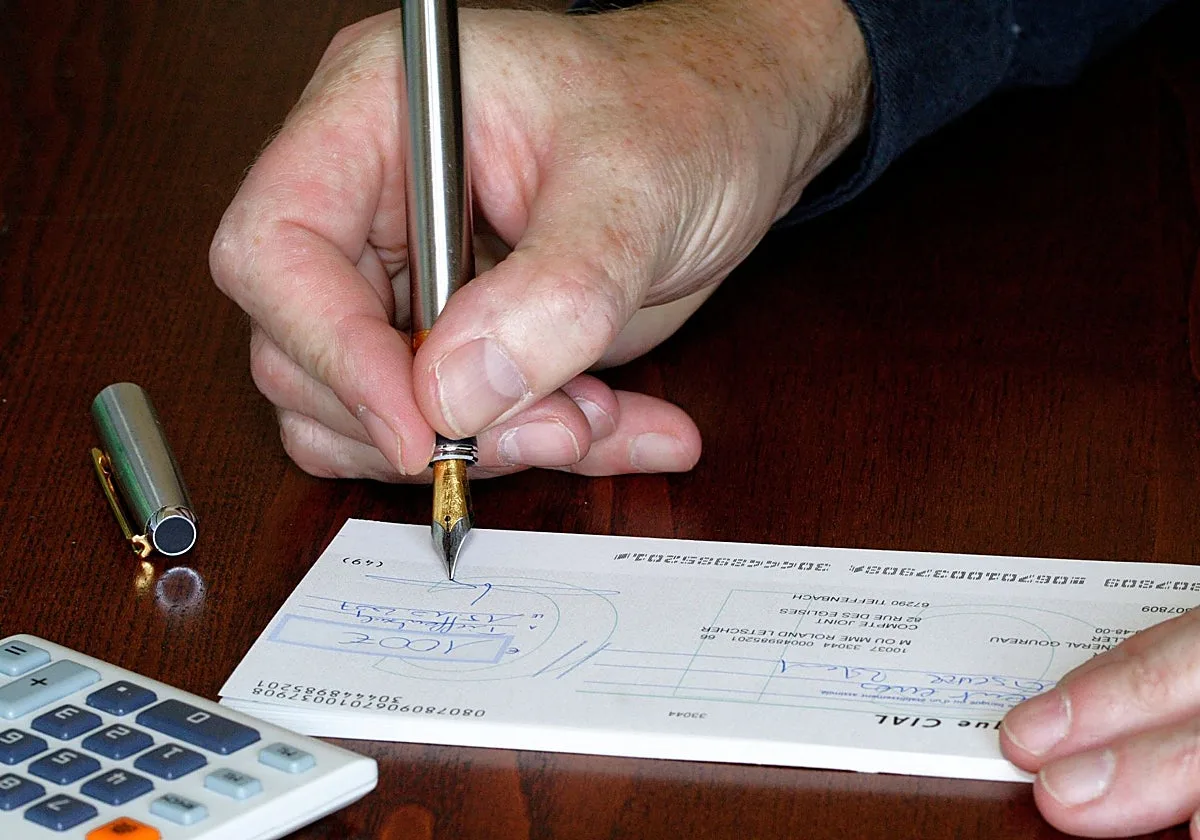 La muerte lenta de los cheques en España: de 143 millones en 1997 a los 12 millones actuales