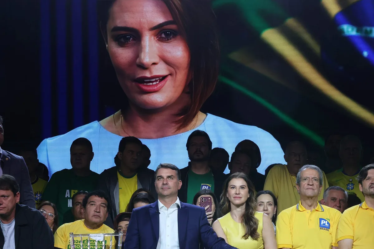 Michelle volta a implodir candidatura de Flávio ao falar sobre vice acusado de estupro