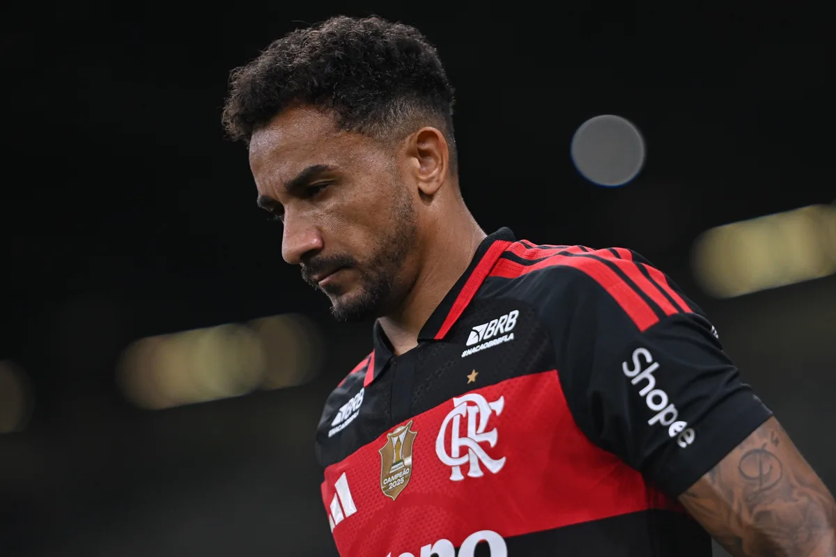 Flamengo: cirurgia de Danilo para corrigir fraturas é bem-sucedida
