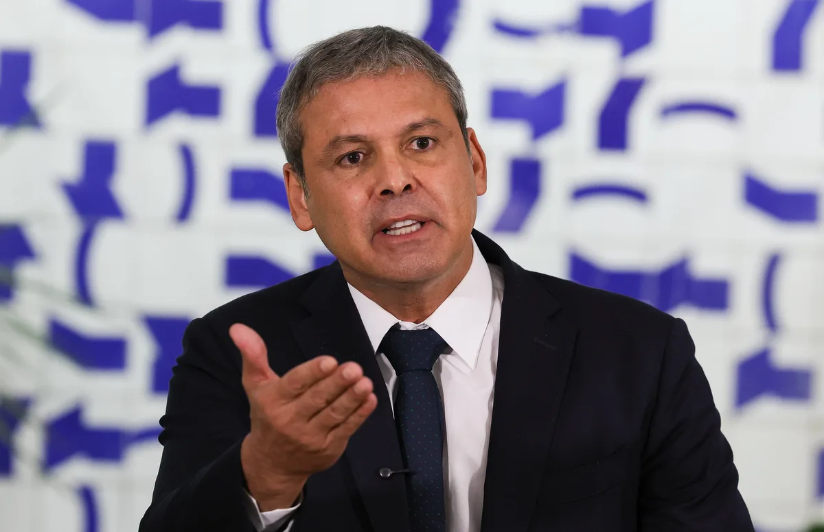 Lindbergh pede a Moraes nova investigação sobre Flávio no caso das rachadinhas
