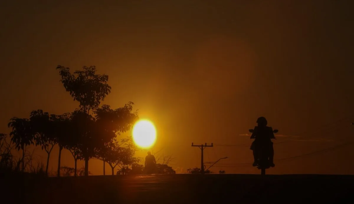 Semana começa quente e terá chuvas pontuais antes de onda polar no AC