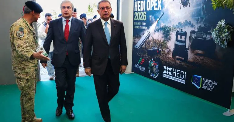 Seguro destaca tecnologias militares de duplo