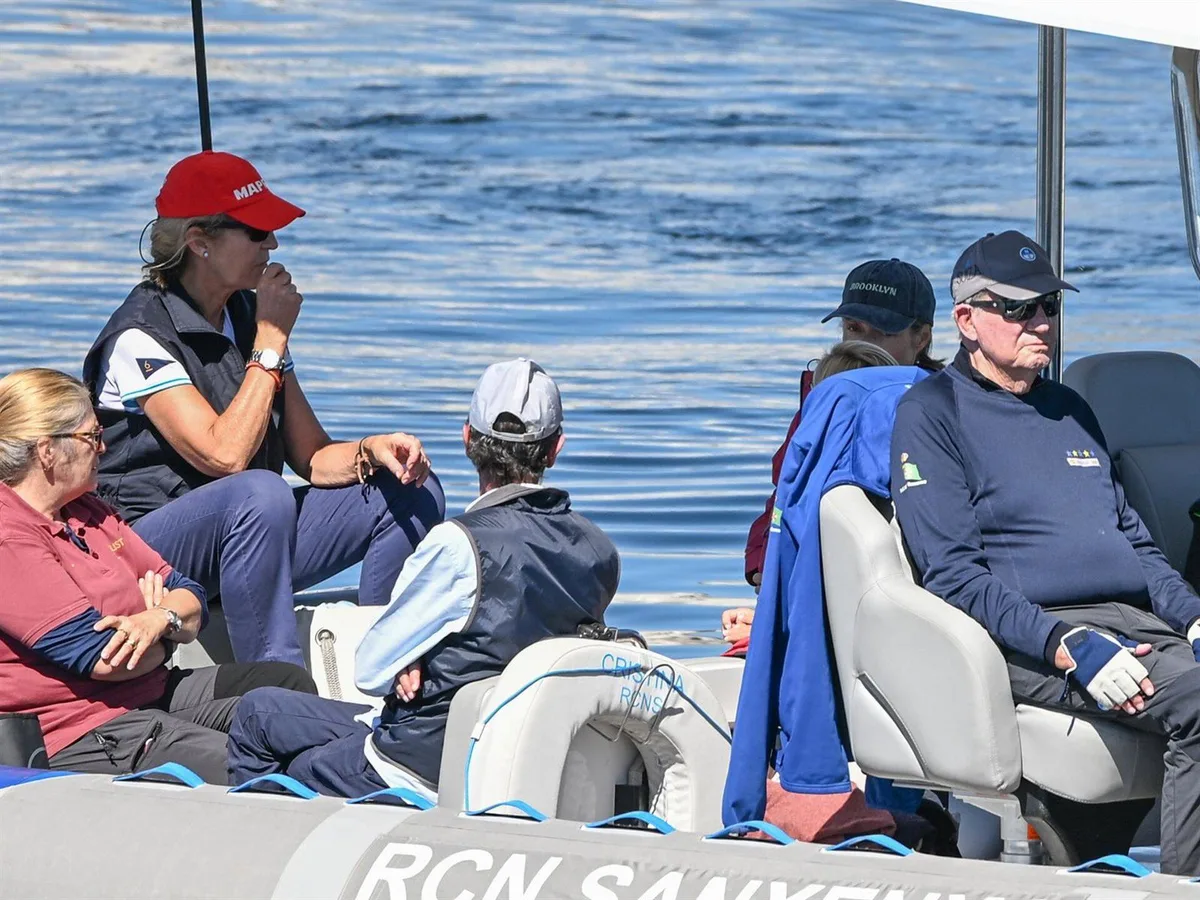 Juan Carlos I vuelve a disfrutar del mar en Sanxenxo junto a la infanta Elena y María Zurita
