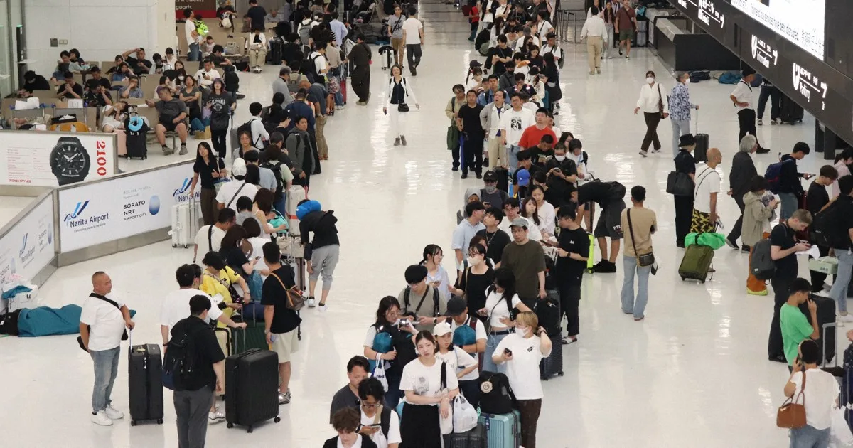 成田空港、一時7000人が足止め 記録的大雨で空港内で一夜