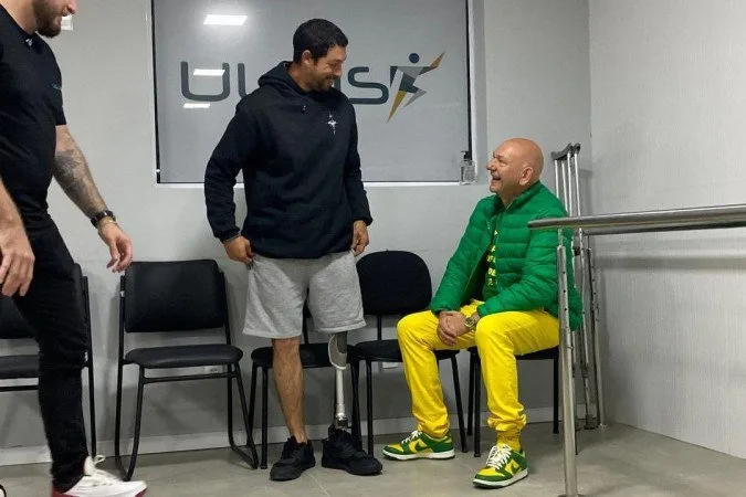 Pedreiro que viralizou ganha prótese de Hang e revela sonho simples