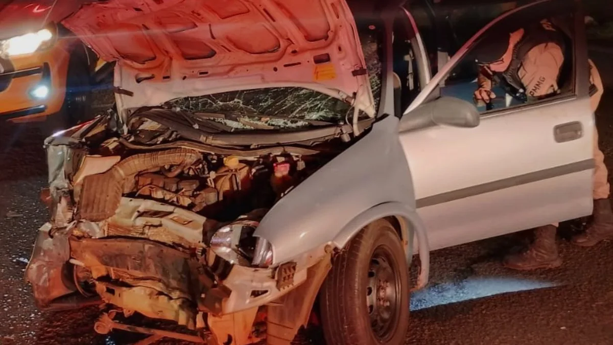 Duas pessoas morrem e três ficam feridas em acidente envolvendo carro de aplicativo em Uberlândia