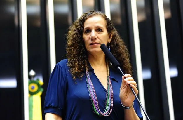 Jandira ironiza Flávio Bolsonaro antes de sabatina e dá “dicas para não vomitar”