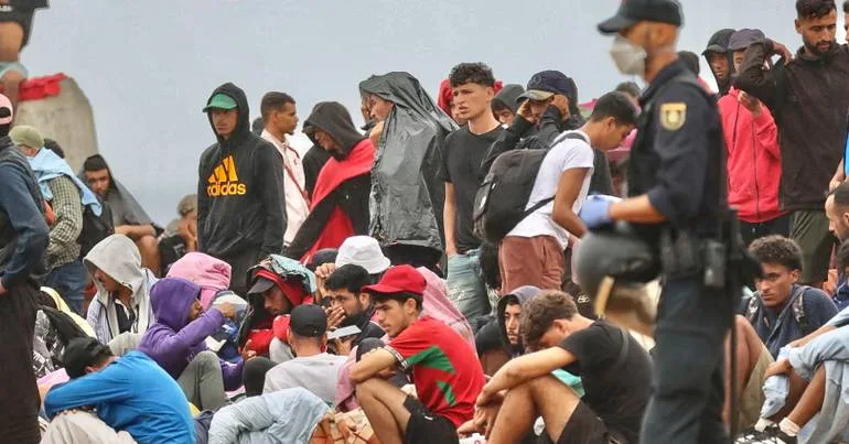 Migrantes voltam a ocupar praia após trabalhos de limpeza