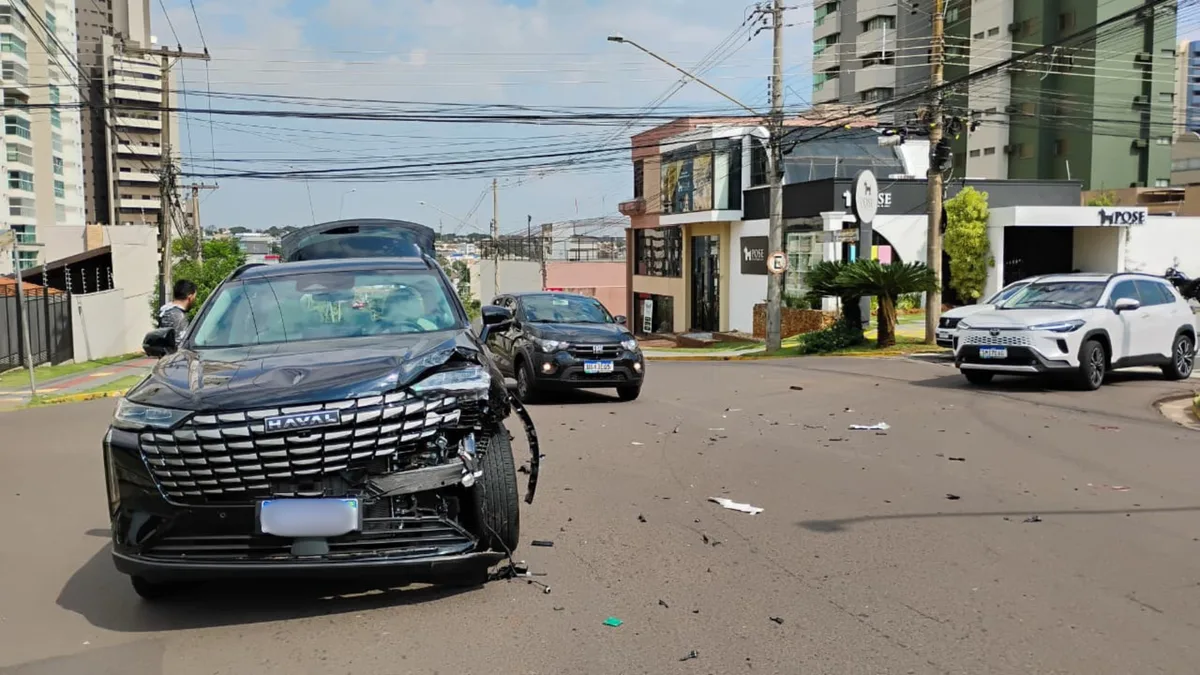 Acidente entre carros no cruzamento da antiga Furnas causa lentidão no trânsito