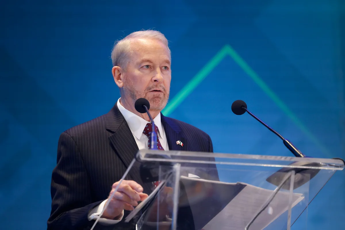 Ronald Johnson, embajador de EEUU, pide a México golpear las finanzas de los cárteles