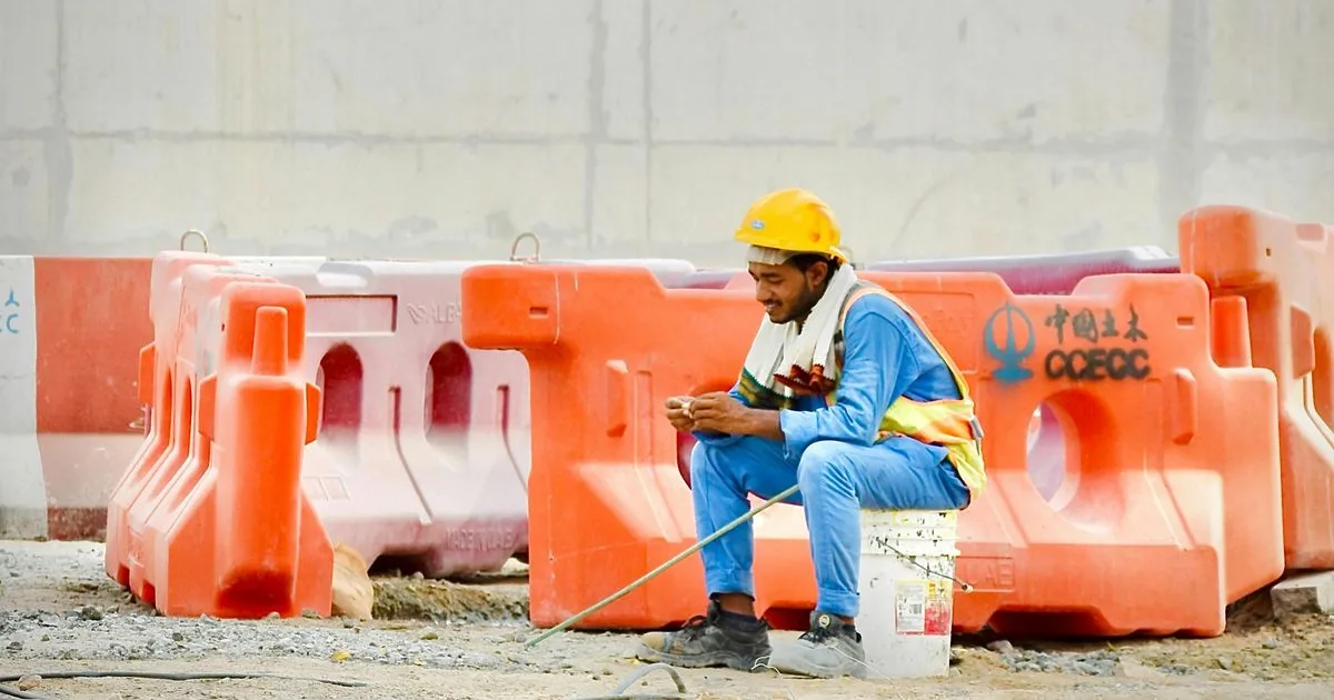 « J’ai relevé 67 degrés sur le bitume » : quand les canicules à répétition forcent les entreprises à s’adapter pour protéger leurs salariés