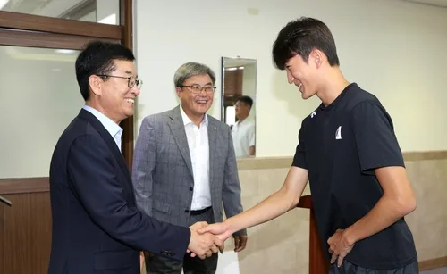 윤건영 충북교육감, '남중 높이뛰기 한국 기록' 곽시헌 격려